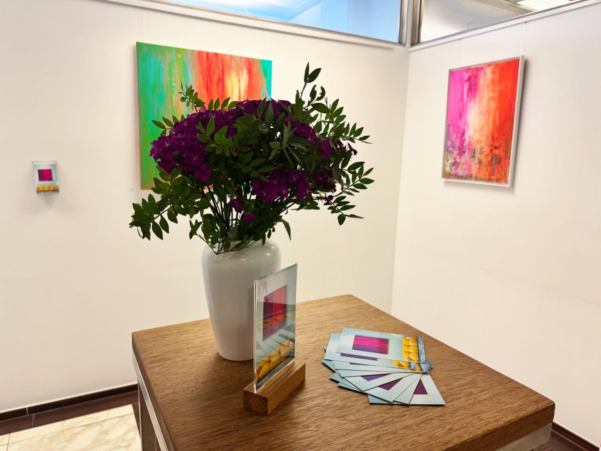 Ein Eindruck der Fotoausstellung mit Blumen und Bilder.