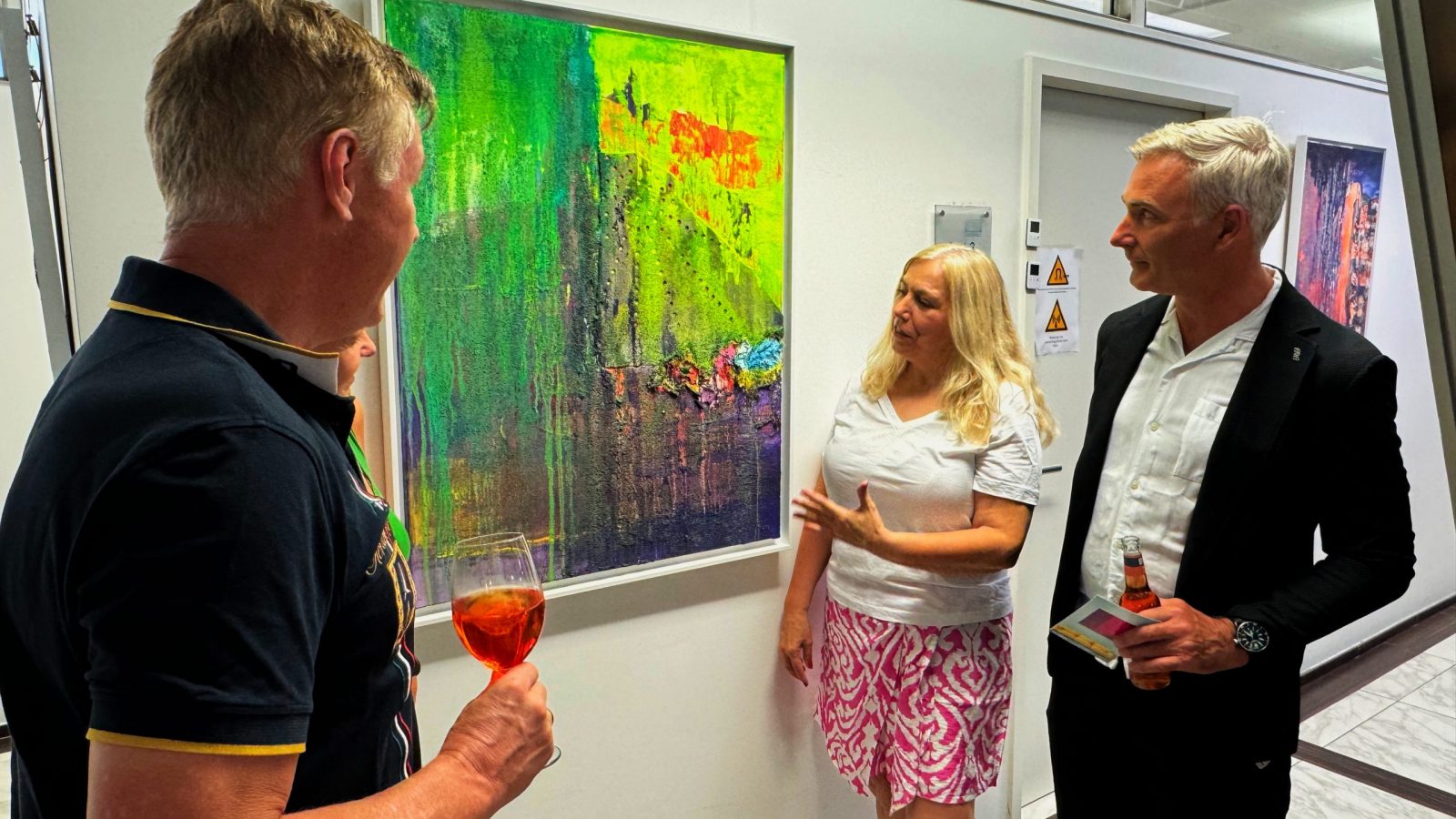 Die Künstlerin stellt eines ihrer Bilder den Gäste vor