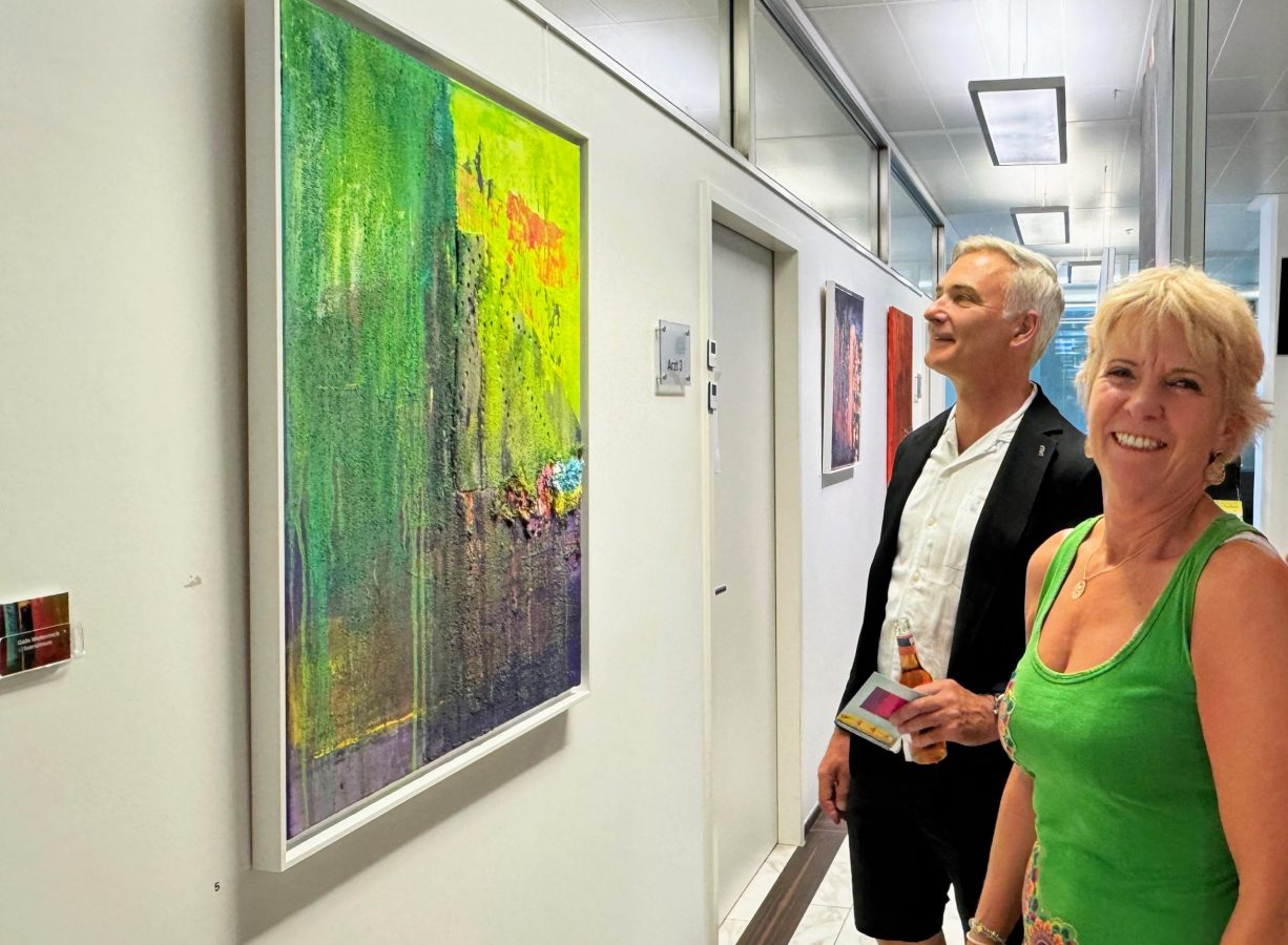 Gäste betrachten ein Kunstwerk.